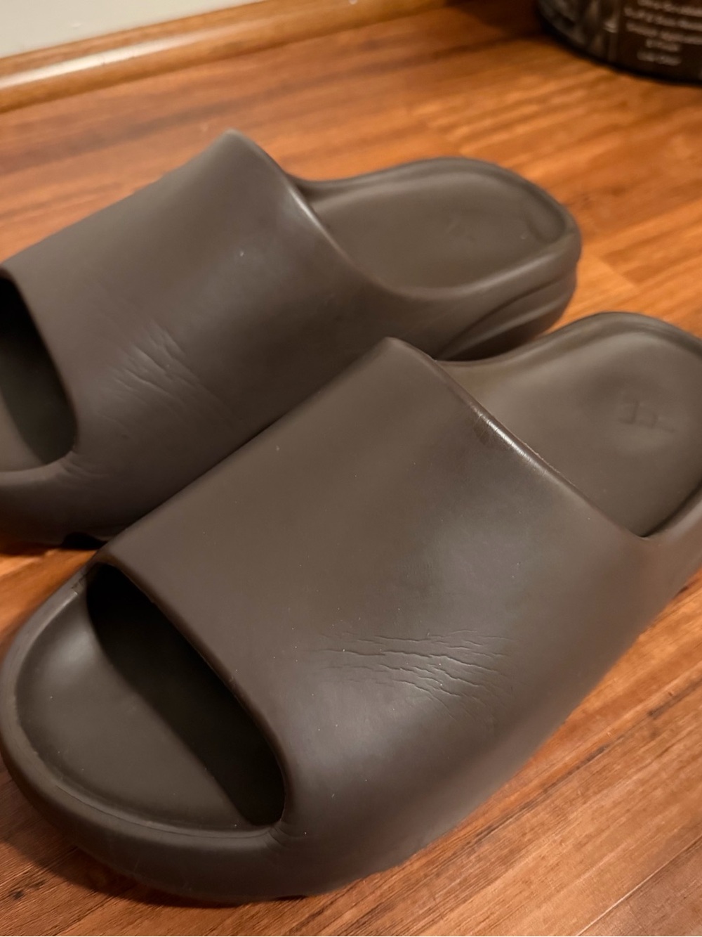 YEEZY Slides in Dark Brown